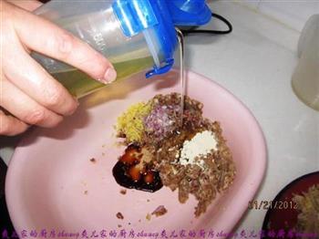 酸菜油渣水饺的做法步骤6