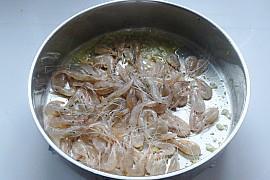韭菜炒河虾的做法步骤4