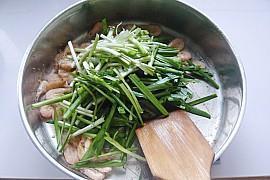 韭菜炒河虾的做法步骤6