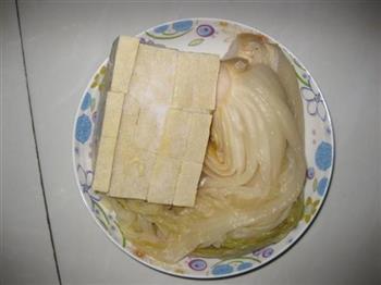 冻豆腐炖酸菜的做法图解1
