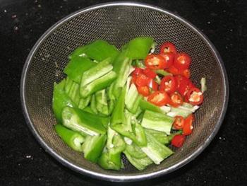 榨菜辣椒炒肉的做法步骤2
