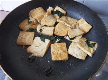 紫苏煎豆腐的做法步骤8