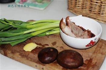 蒜苗香菇炒猪头肉的做法步骤1