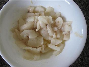 鱼片炒蒜苔的做法图解1
