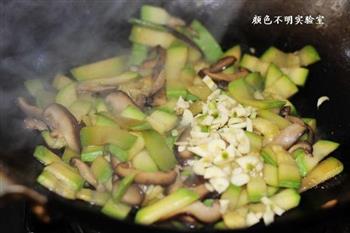 西葫芦炒香菇的做法步骤6