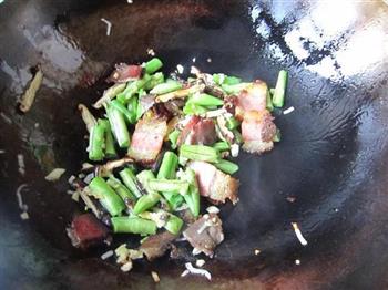 腊肉豆角焖饭的做法图解9