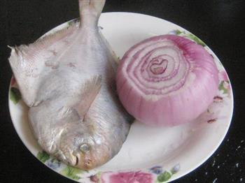 洋葱片红烧鲳鱼的做法步骤1