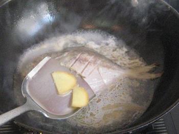洋葱片红烧鲳鱼的做法步骤4