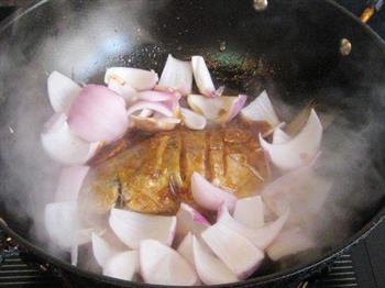 洋葱片红烧鲳鱼的做法步骤7
