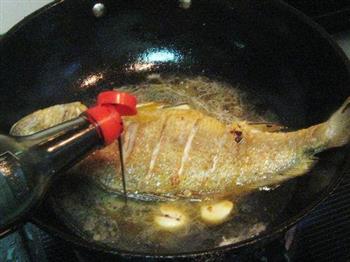 豆瓣酱烧黄鱼的做法图解7