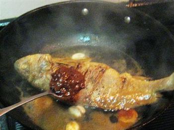 豆瓣酱烧黄鱼的做法图解9