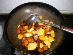 红烧肉炖土豆的做法图解7