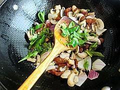 洋葱蘑菇炒香肠的做法图解10