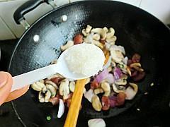 洋葱蘑菇炒香肠的做法图解9