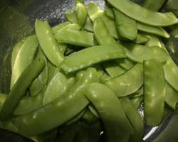 木耳炝荷兰豆的做法图解3