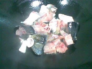 鱼头白菜汤的做法图解2