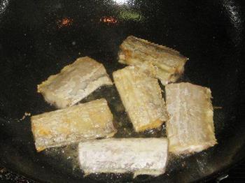 豆瓣酱烧带鱼的做法步骤3