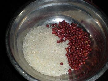 红豆小米粥的做法图解1