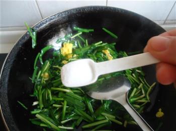 韭菜炒鸡蛋的做法步骤6