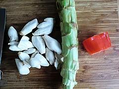 蚝油莴笋炒鸡腿菇的做法图解1