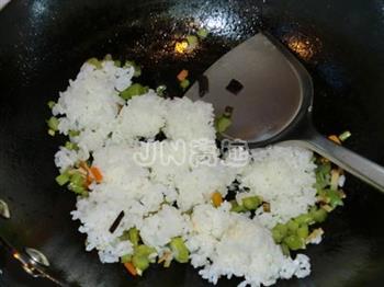 杂蔬炒米饭的做法步骤4
