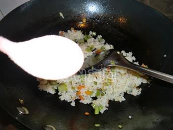 杂蔬炒米饭的做法步骤5