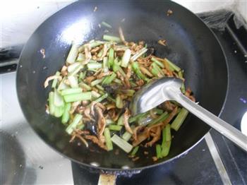 芹菜炒肉丝的做法步骤12