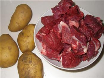 土豆炖牛肉的做法图解1