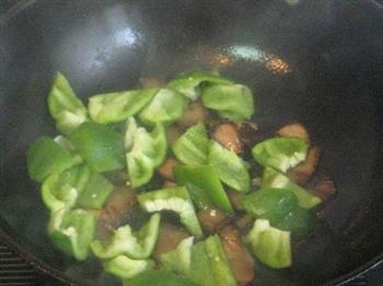 腊肉炒青椒的做法步骤4