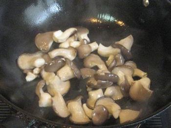 茄汁豆腐秀珍菇煲的做法步骤2
