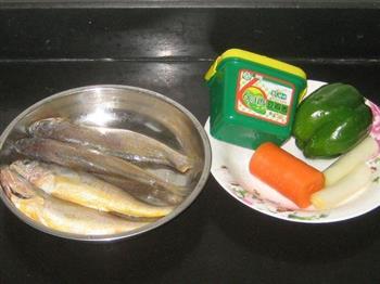 三丝清蒸小黄鱼的做法步骤1