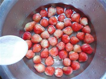 菠萝味草莓酱的做法步骤1