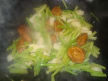 芹菜荸荠炒虾饼的做法步骤10