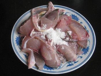 酸菜青鱼片汤的做法步骤2