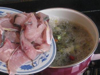 酸菜青鱼片汤的做法步骤7