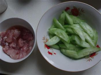 黄瓜炒肉片的做法步骤1