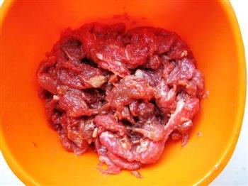 三椒炒牛肉的做法步骤3