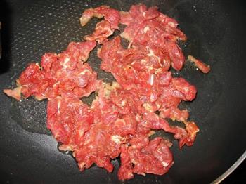 三椒炒牛肉的做法步骤4