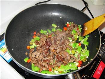 三椒炒牛肉的做法步骤8