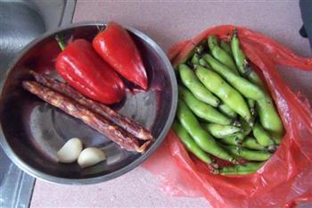 蚕豆红椒炒腊肠的做法步骤1