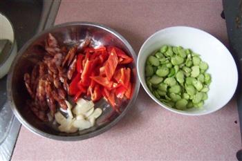 蚕豆红椒炒腊肠的做法步骤2