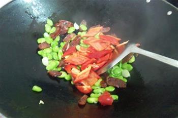 蚕豆红椒炒腊肠的做法步骤7