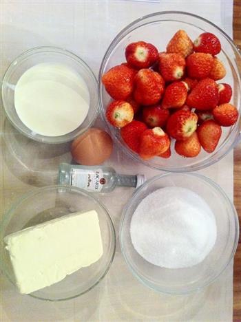 草莓慕斯蛋糕的做法步骤1