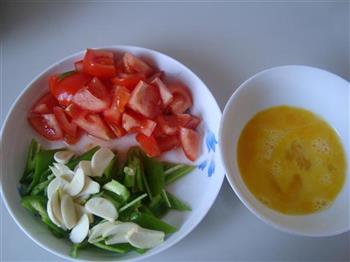 青椒番茄炒蛋的做法步骤2