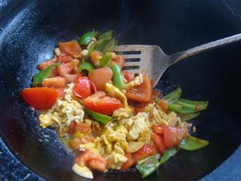 青椒番茄炒蛋的做法步骤7