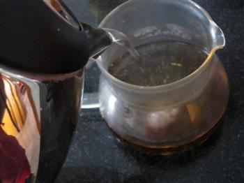 龟苓膏红茶蜂蜜饮的做法步骤2