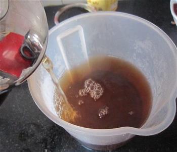 龟苓膏红茶蜂蜜饮的做法步骤3