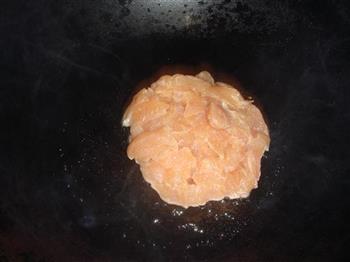松花蛋炒鸡丁的做法步骤2