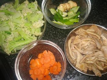 鹅肠带炒椰菜花的做法步骤1