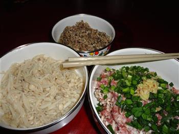 双菇馅蛤蜊式煎饺的做法步骤1